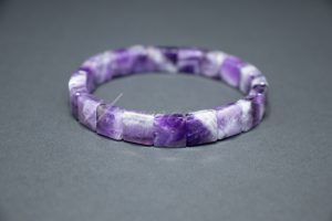 Браслет из аметиста с белыми включениями граненый 10*10 мм