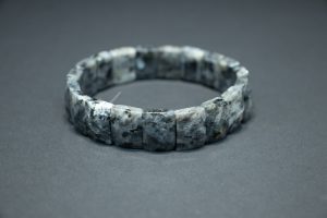 Браслет из лабрадорита серого 15*11 мм граненый п/у