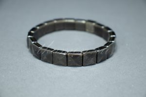 Браслет из обсидиана серебристого граненый 10*10 мм