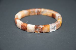 Браслет из огненного кварца граненый 10*10 мм