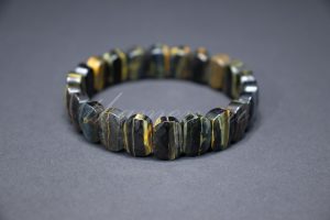 Браслет из соколиного с тигровым глаза граненый 14*9 мм
