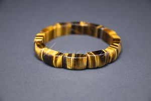 Браслет из тигрового глаза кольцом 17*9 мм