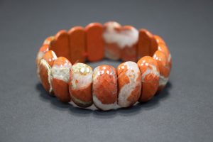 Браслет из яшмы красной фактурной граненый 25*12