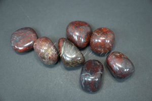Галтовка из яшмы коричневой малая